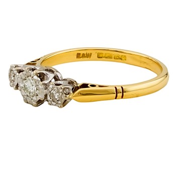 18ct gold Vintage Diamond 3 stone Ring size P